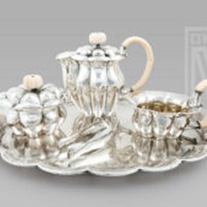 DECORATIVE ARTS & COLLECTABLES