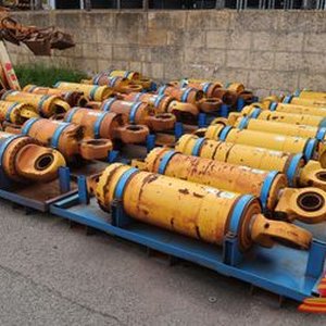 Komatsu 930E Hoist & Rear Suspension Cylinders Online Welshpool Auction